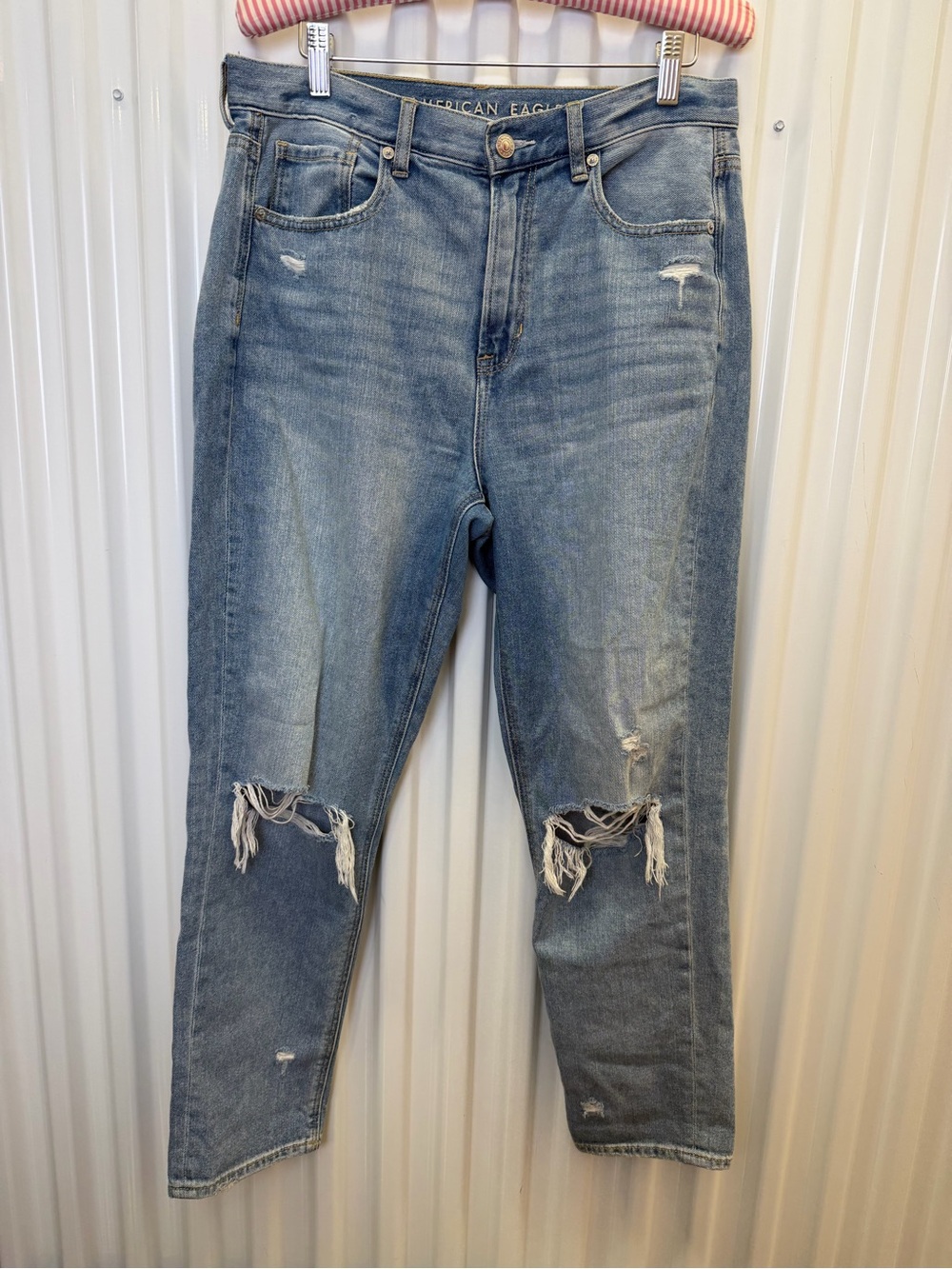 American Eagle High Rise Distressed Mom Jeans Size 8 Light‎ Wash Denim